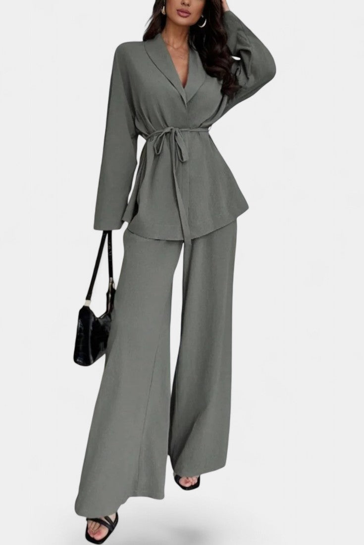 Amy Ensemble Tailleur à Décolleté V et Pantalon Évasé